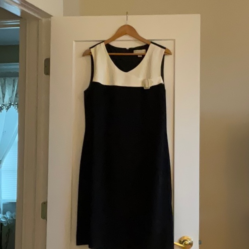 CASUAL CORNER B/W SLEEVELESS DRESS -SIZE 16